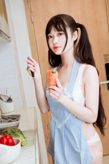 厨房里两只奶头被吸肿了